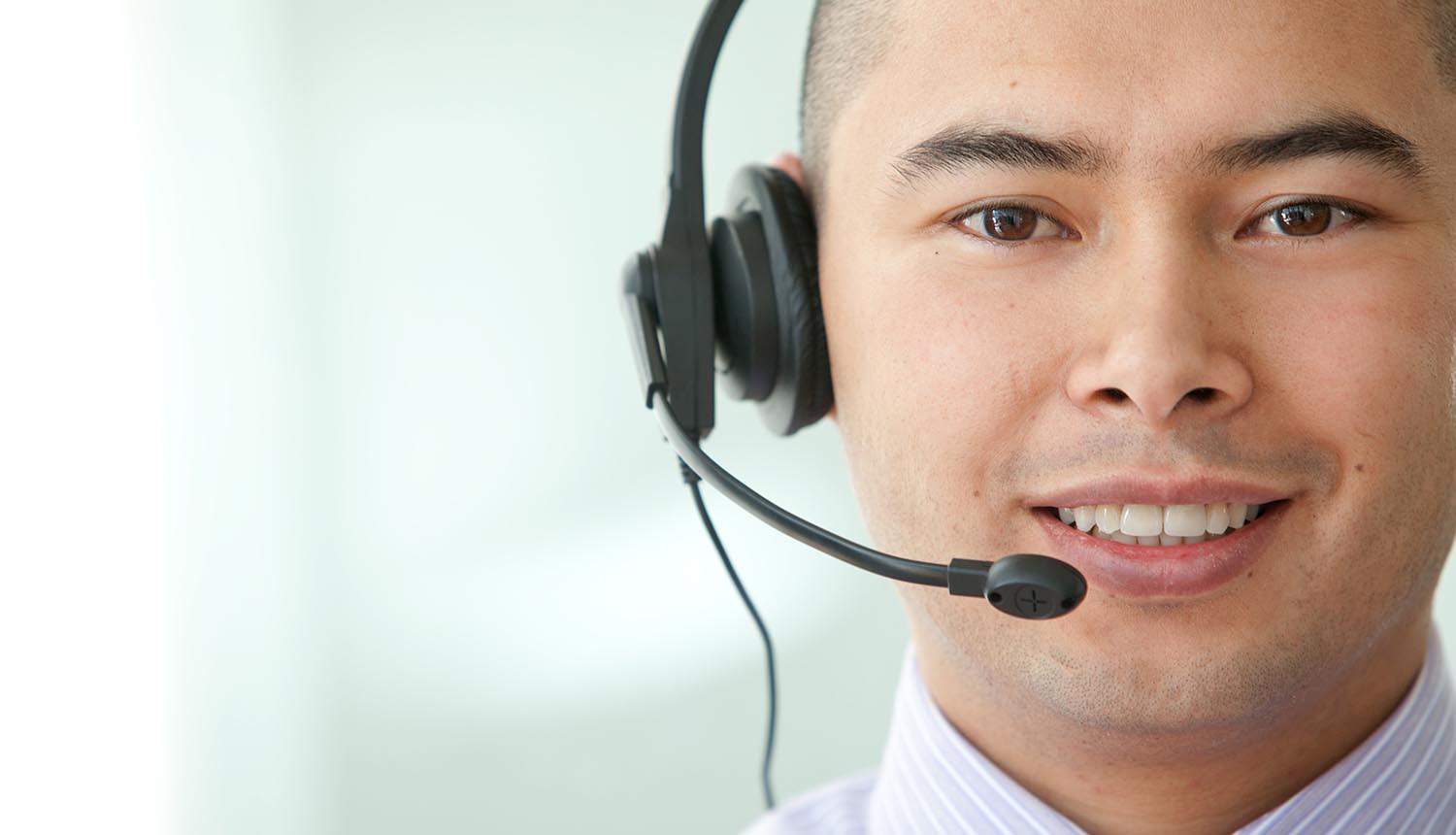 Image of call center agent with a headset representing the issues for direct marketing in Hong Kong