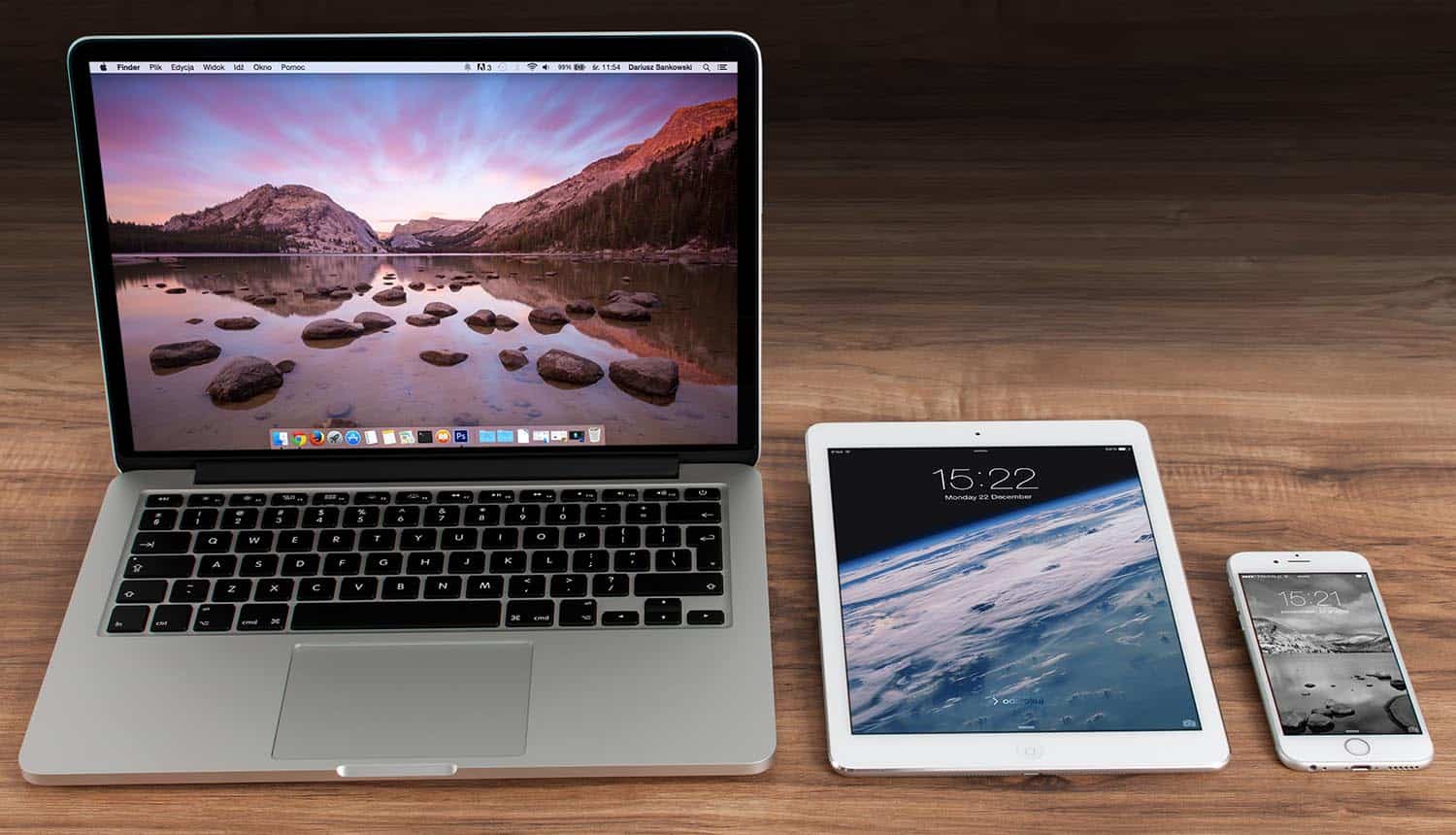 Image of Macbook, iPad and iPhone representing how online advertising will be disrupted by Apple's privacy play