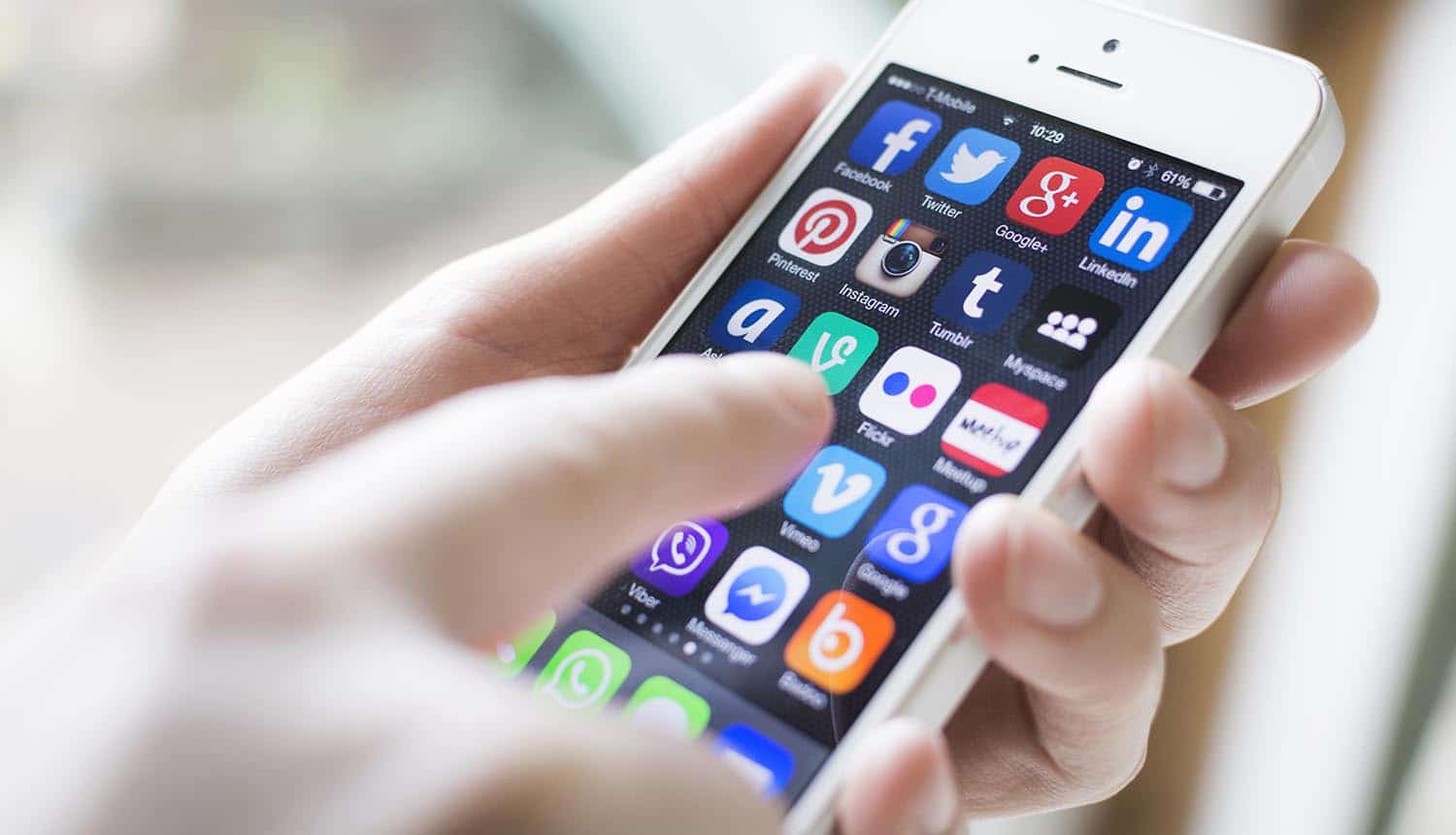 Hand reaching out to mobile phone to uninstall mobile app, showing how companies are using push notifications for uninstall tracking
