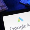 Google ads logo and money showing malvertising campaing for Windows support scam