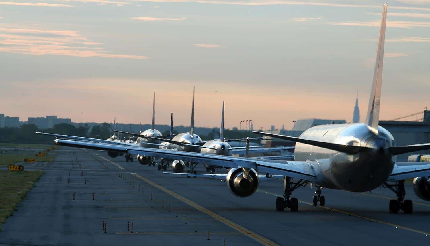 Planes on tarmac at New York JFK airport showing FAA system outage and fear of cyber attack