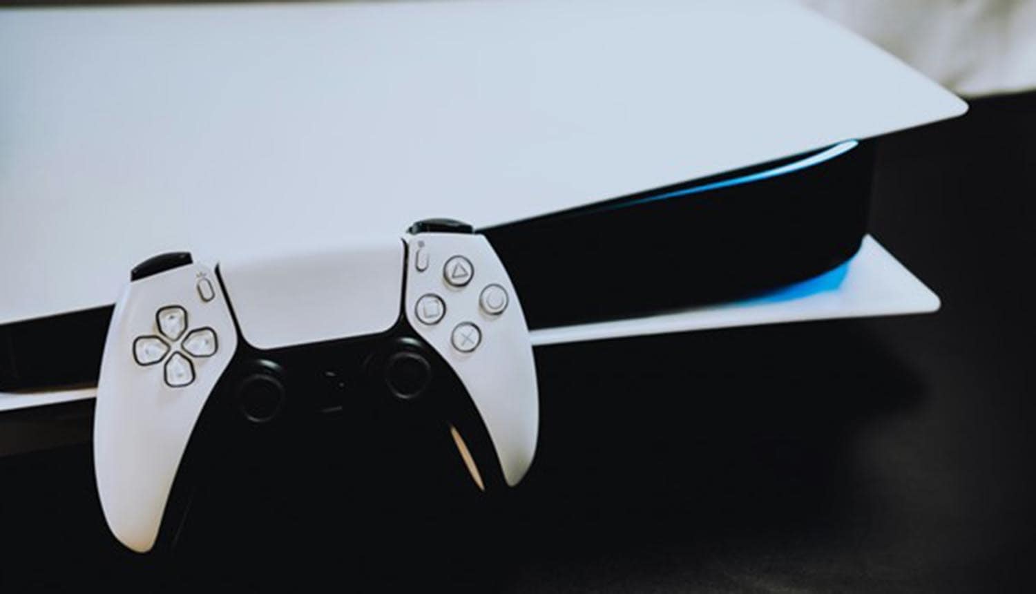 Gaming console and controller
