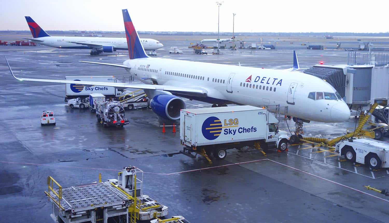Delta aircraft at the gate showing flight disruptions and IT outage